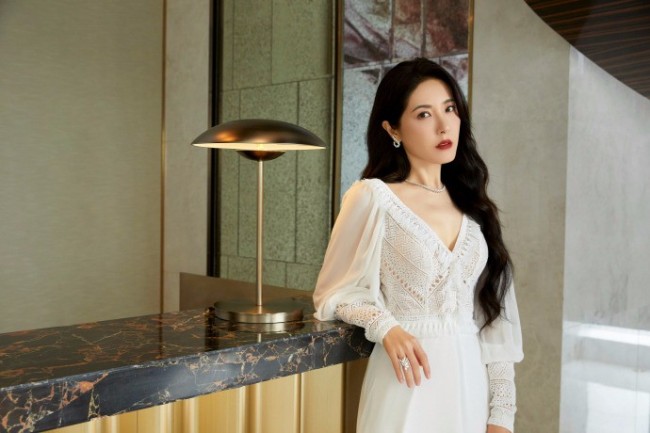 曾黎46岁状态获赞 黑白裙两套造型风情万种