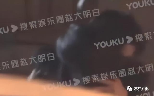 孙千粉色袜子(大长腿肉脸甜妹孙千被拍与男子紧抱)(16)