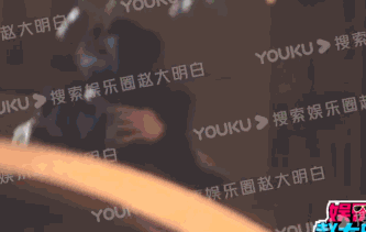 孙千粉色袜子(大长腿肉脸甜妹孙千被拍与男子紧抱)(15)