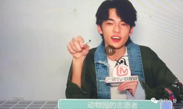 孙千粉色袜子(大长腿肉脸甜妹孙千被拍与男子紧抱)(76)