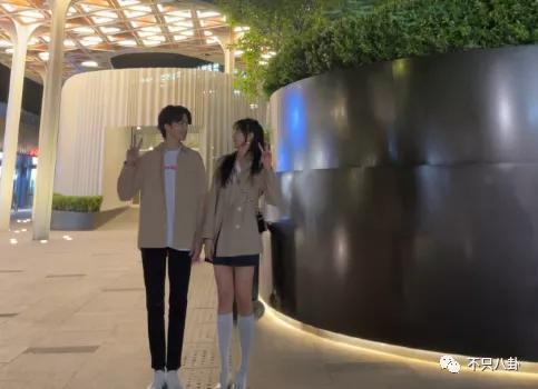 孙千粉色袜子(大长腿肉脸甜妹孙千被拍与男子紧抱)(103)