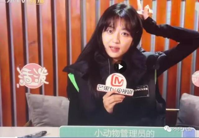 孙千粉色袜子(大长腿肉脸甜妹孙千被拍与男子紧抱)(71)