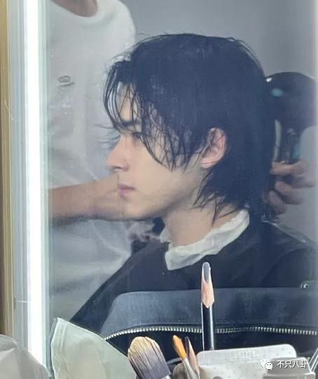 孙千粉色袜子(大长腿肉脸甜妹孙千被拍与男子紧抱)(48)