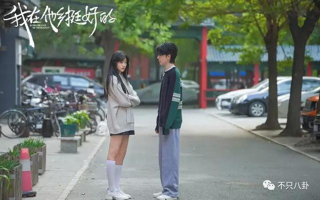 孙千粉色袜子(大长腿肉脸甜妹孙千被拍与男子紧抱)(29)