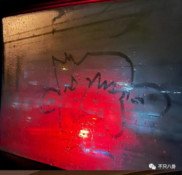 孙千粉色袜子(大长腿肉脸甜妹孙千被拍与男子紧抱)(98)