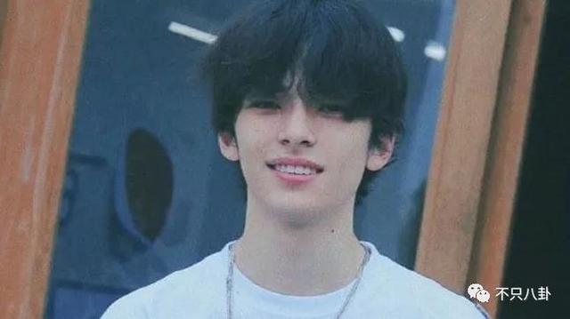 孙千粉色袜子(大长腿肉脸甜妹孙千被拍与男子紧抱)(45)