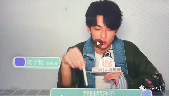 孙千粉色袜子(大长腿肉脸甜妹孙千被拍与男子紧抱)(72)