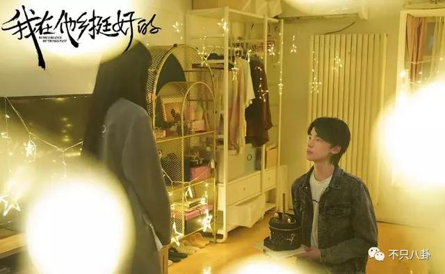 孙千粉色袜子(大长腿肉脸甜妹孙千被拍与男子紧抱)(26)