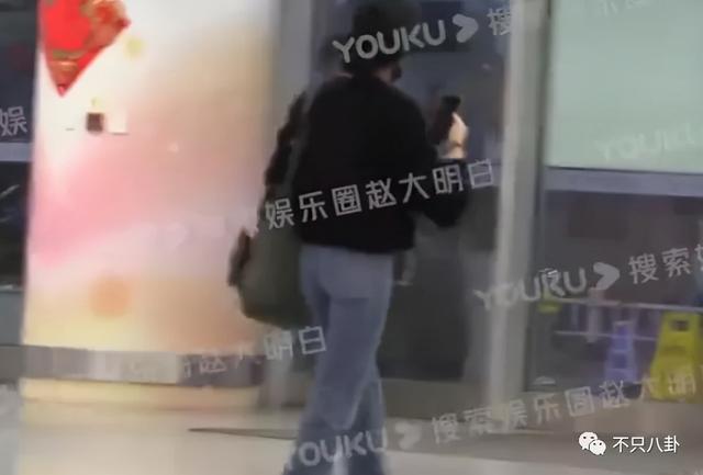 孙千粉色袜子(大长腿肉脸甜妹孙千被拍与男子紧抱)(10)