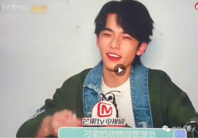 孙千粉色袜子(大长腿肉脸甜妹孙千被拍与男子紧抱)(78)