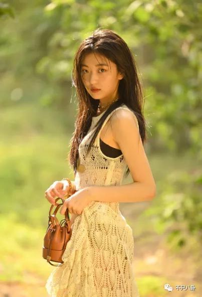 孙千粉色袜子(大长腿肉脸甜妹孙千被拍与男子紧抱)(2)