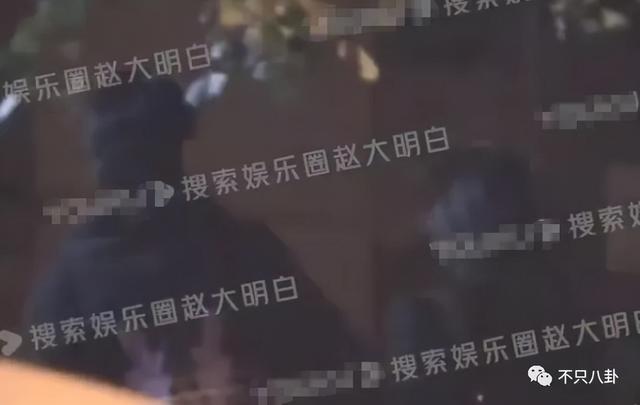 孙千粉色袜子(大长腿肉脸甜妹孙千被拍与男子紧抱)(18)