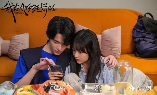 孙千粉色袜子(大长腿肉脸甜妹孙千被拍与男子紧抱)(27)