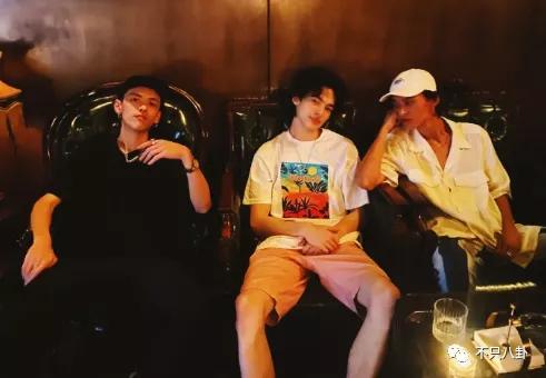 孙千粉色袜子(大长腿肉脸甜妹孙千被拍与男子紧抱)(95)