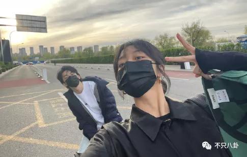 孙千粉色袜子(大长腿肉脸甜妹孙千被拍与男子紧抱)(81)