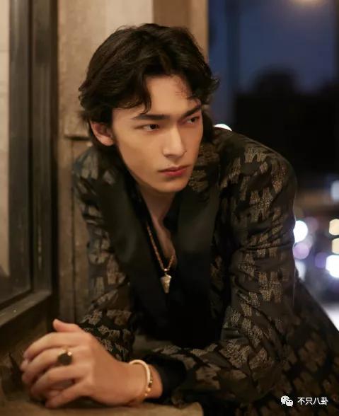 孙千粉色袜子(大长腿肉脸甜妹孙千被拍与男子紧抱)(25)