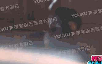 孙千粉色袜子(大长腿肉脸甜妹孙千被拍与男子紧抱)(17)