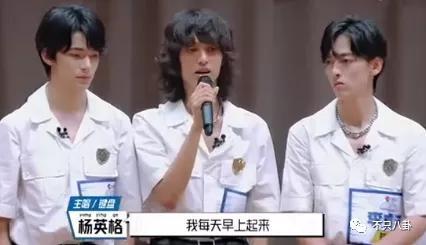 孙千粉色袜子(大长腿肉脸甜妹孙千被拍与男子紧抱)(94)