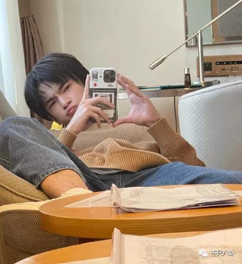 孙千粉色袜子(大长腿肉脸甜妹孙千被拍与男子紧抱)(100)