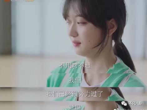 孙千粉色袜子(大长腿肉脸甜妹孙千被拍与男子紧抱)(34)