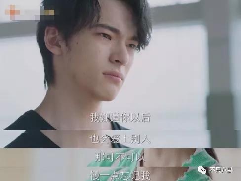 孙千粉色袜子(大长腿肉脸甜妹孙千被拍与男子紧抱)(32)