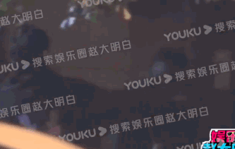 孙千粉色袜子(大长腿肉脸甜妹孙千被拍与男子紧抱)(19)