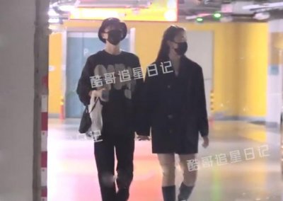 许嵩与女生手牵手逛商场 有说有笑一起回家