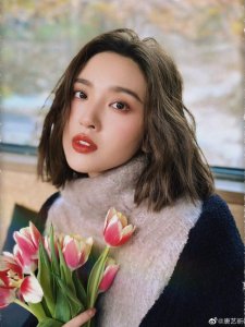 唐艺昕晒长短发对比照 风格百变颜值高 唐艺昕在社交平台分享自己的长发和短发