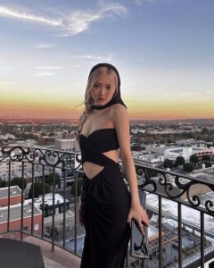 大秀身材!BLACKPINK朴彩英穿黑裙在阳台拍照