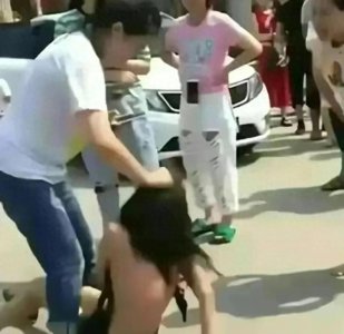 惩罚背后的痛与无奈:妻子扒光小三游街引发讨论