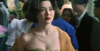 关之琳巅峰期魅力有多大?看完她的泳装照,总算了解啥叫女人味