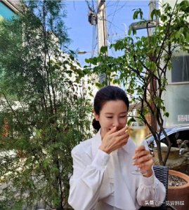 李泰兰晒近照幸福满溢 出演黄手帕清纯动人 嫁企业家老公恩爱的多年