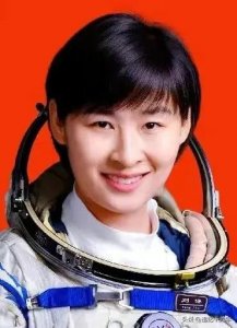 英雄航天员刘洋全家福首次亮相,老公帅气,儿女绕膝幸福一家人