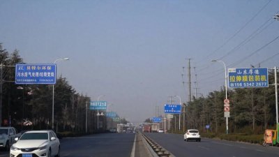 诸城开展户外广告整治 美化空中风景线