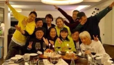 古巨基为51岁老婆庆生,素颜出席如少女,有爱情滋润就是不一样