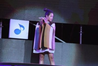 何洁现音乐颁奖礼 老公赫子铭背景与释小龙分手原因