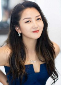 何洁前夫大口撸串不在乎形象,离婚6年仍单身,儿女喊继父爹地