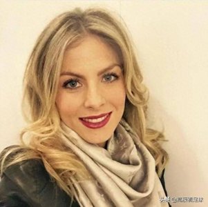 金发大波浪、颜值赛明星,皇马巨星的妻子不能更美了