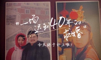 58岁欧阳奋强近照曝光,单膝下跪向爱妻求婚,妻子穿白纱很有气质