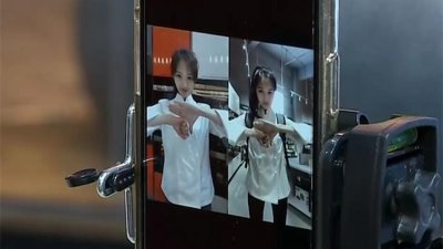 为6岁儿子拍“吃鸡”手指舞视频获5千万点击 美女烘焙师成“网红”