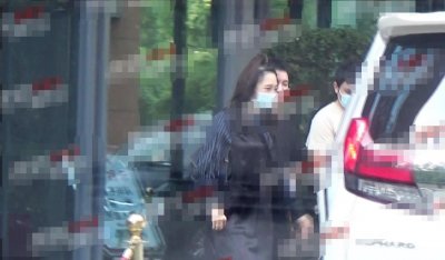 白百何素颜状态大变?36岁驼背明显似有发福,和助理对比太明显