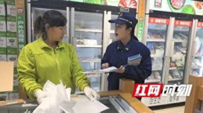 溆浦消防救援大队前往辖区开展“敲门行动”守护居民消防安全