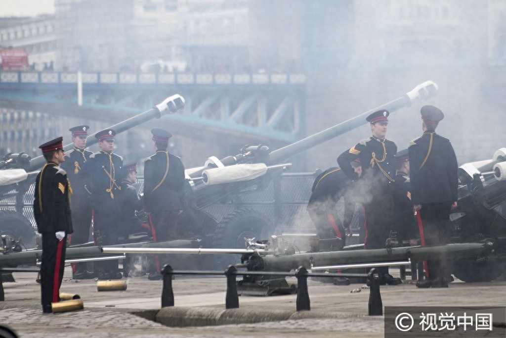 英国皇家炮兵鸣41响礼炮 庆祝女王加冕65周年