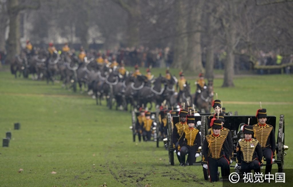 英国皇家炮兵鸣41响礼炮 庆祝女王加冕65周年
