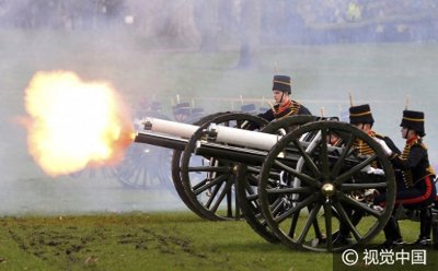 英国皇家炮兵鸣41响礼炮 庆祝女王加冕65周年