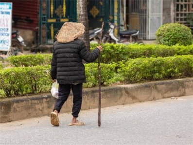 走丢30年的素芬回来了,她想和丈夫破镜重圆,丈夫没有同意