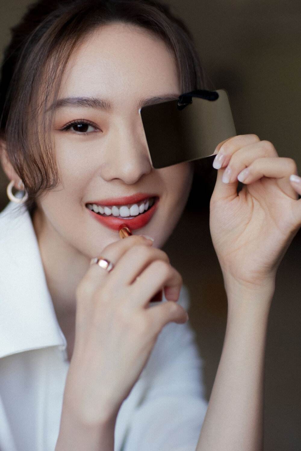 佟丽娅个人资料简介(“隐形富婆”佟丽娅:坐拥3000平豪华庄园,白手起家如今身价过亿)