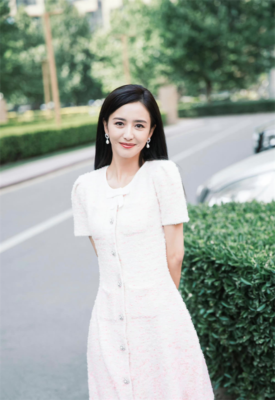 佟丽娅个人资料简介(“隐形富婆”佟丽娅:坐拥3000平豪华庄园,白手起家如今身价过亿)