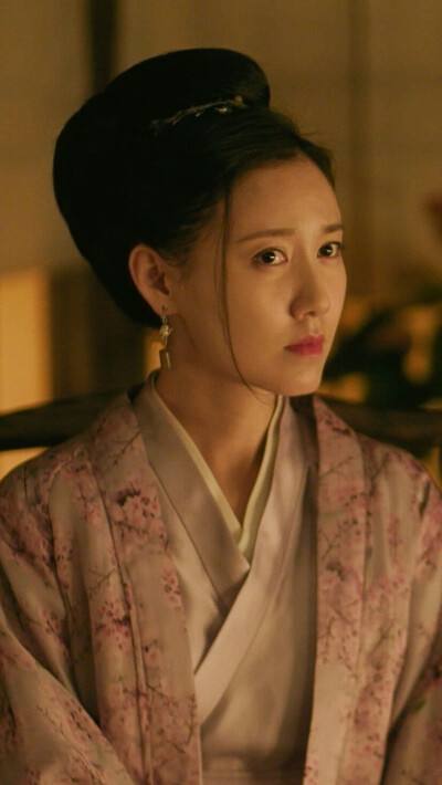 佟丽娅个人资料简介(“隐形富婆”佟丽娅:坐拥3000平豪华庄园,白手起家如今身价过亿)