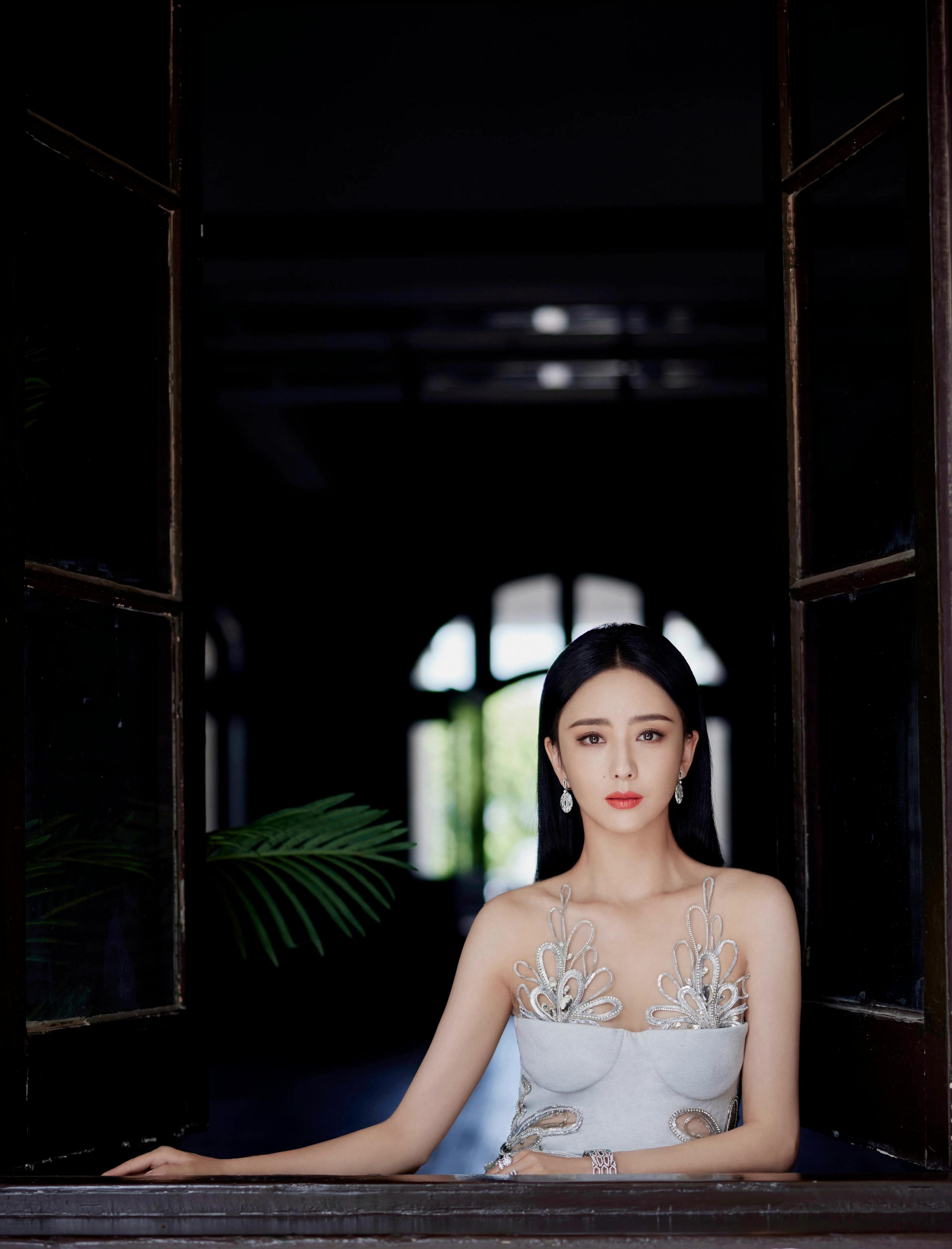 佟丽娅个人资料简介(“隐形富婆”佟丽娅:坐拥3000平豪华庄园,白手起家如今身价过亿)